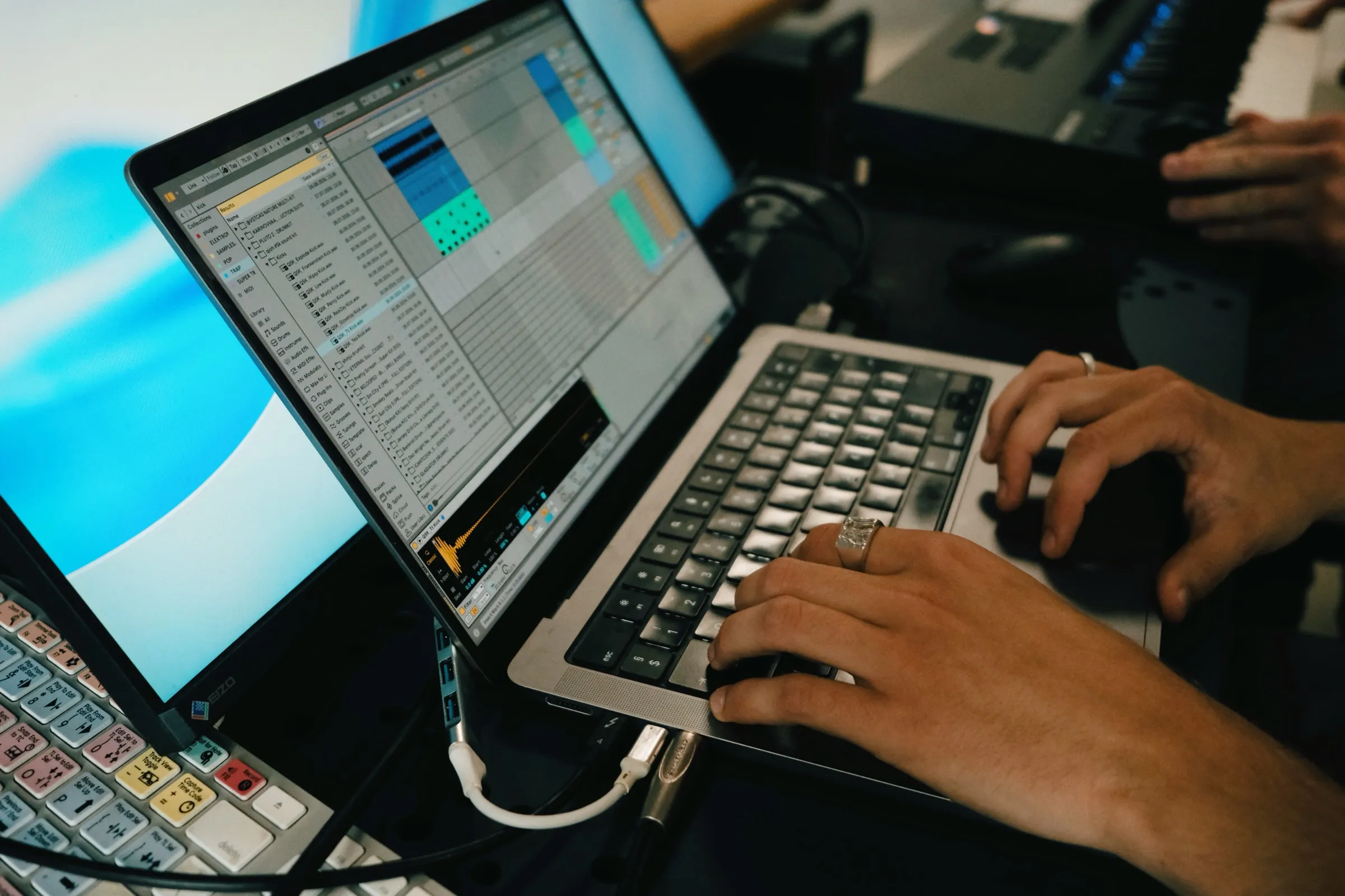 Hænder på et laptop-tastatur med Ableton Live åbent